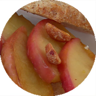 りんご・蜂蜜・ピーナッツ組み合わせサンドイッチ