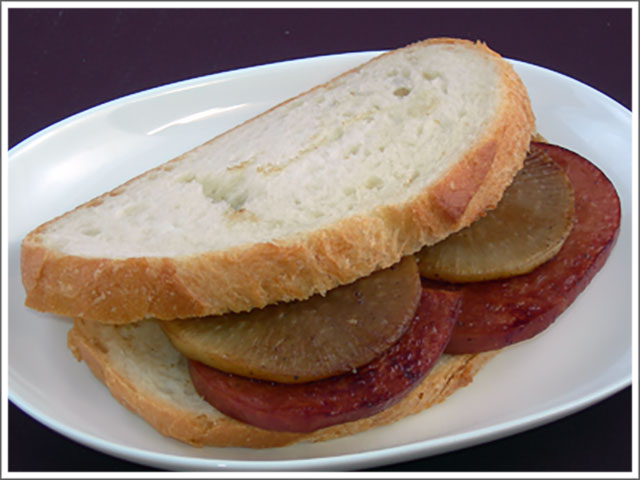 リオナソーセージと大根サンドイッチ